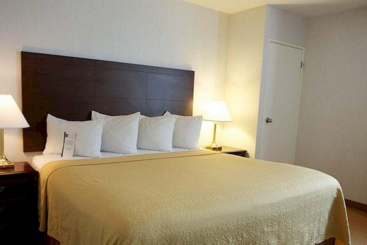 Holiday Inn Express & Suites Toronto Airport West By Ihg Mississauga Exterior foto
