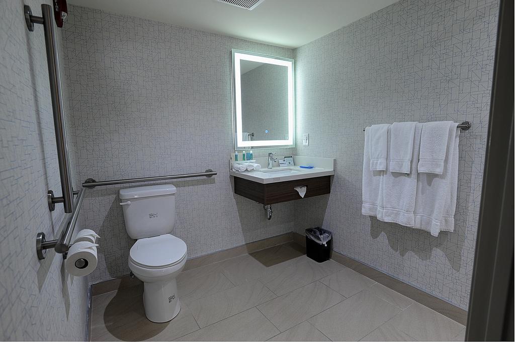 Holiday Inn Express & Suites Toronto Airport West By Ihg Mississauga Exterior foto